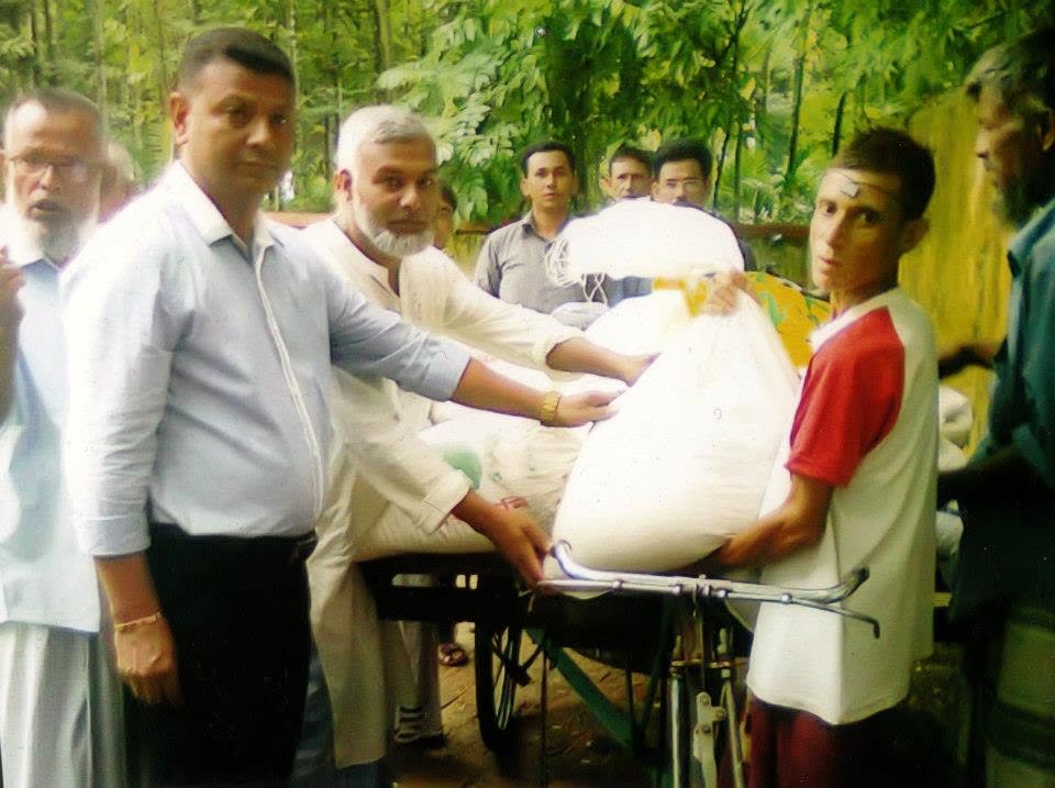 Sacks of rice being handed over from a rickshaw van